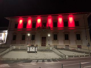Il palazzo comunale illuminato