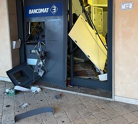 Il bancomat sventrato dall'esplosione