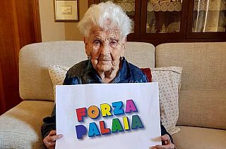 Orfea Mattonai con il cartello "Forza Palaia"