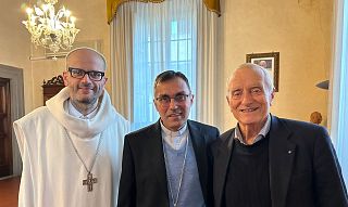 Da sinistra padre Bernardo Gianni, l'Arcivescovo Gherardo Gambelli e Mario Razzanelli