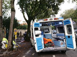 Un'ambulanza sul luogo di un incidente