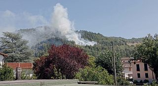 L'incendio è in prossimità di alcune case