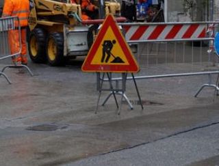 cantiere e cartello lavori in corso