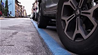 strisce blu parcheggio