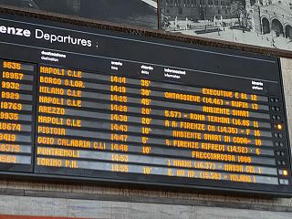 Il tabellone con i ritardi dei treni intorno alle 14,50