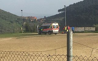 ambulanza in campo di calcio