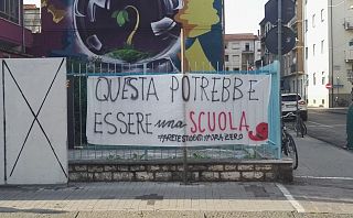 Lo striscione affisso in via I Maggio