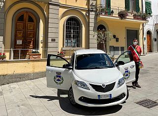 La nuova auto del Comune, accanto il sindaco Cuoretti