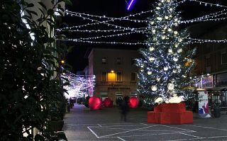 Il corso Matteotti a Pontedera e l'albero di Natale del 2021
