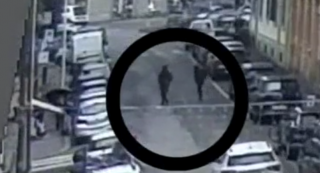 I rapinatori ripresi dalle telecamere di videosorveglianza in un frame dal video diffuso dalla polizia di Stato