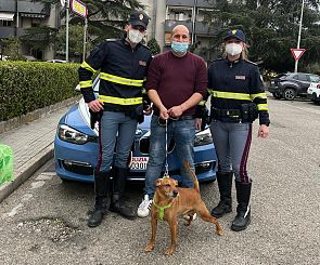 Il cane Rocco col proprietario e i poliziotti che lo hanno soccorso