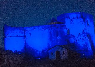 il castello Aghinolfi illuminato di blu