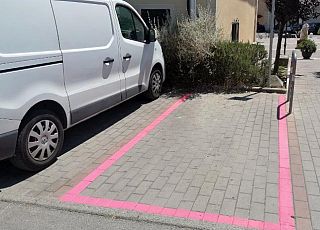 Uno dei parcheggi rosa