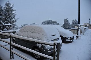 Neve sulle auto (foto di Piero Frassi)