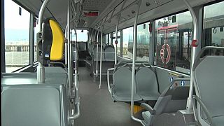In foto l'interno di un autobus vuoto