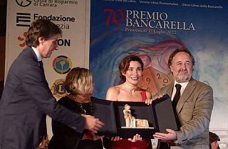 Stefania Auci riceve il premio Bancarella