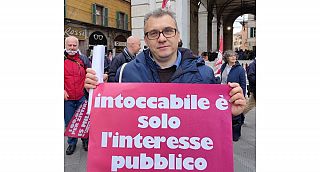 Auletta mostra un cartello con scritto "Intoccabile è solo l'interesse pubblico"