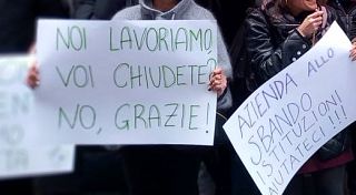 I cartelli ai presidi dei lavoratori del marchio