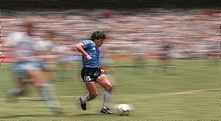 Diego Maradona nel 1986 contro l'Inghilterra