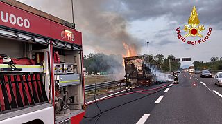 L'incendio del camion sull'A11