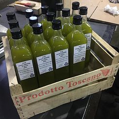 Le bottiglie d'olio donate agli over 90 di Castiglion Fibocchi