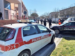 Il condominio di via Rospicciano a Ponsacco presidiato dalle forze dell'ordine