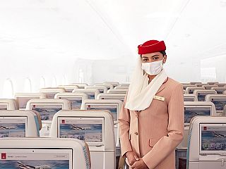 Una hotess Emirates - foto Emirates.com