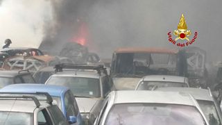 Incendio nel deposito di auto da rottamare