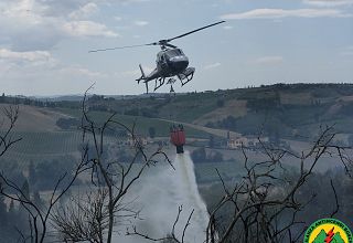 Un elicottero antincendio in azione
