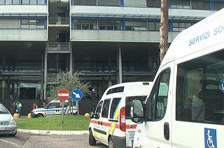 ambulanze davanti all'ospedale Versilia