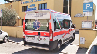 Un'ambulanza rientra nella sede della Pubblica assistenza di Pontedera
