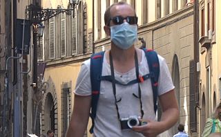 Un turista in centro a Firenze con la mascherina