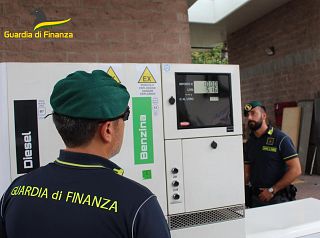 guardia di finanza a un distributore di carburante