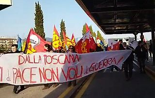 manifestanti con lo striscione "Dalla Toscana ponti di pace, non voli di guerra!"