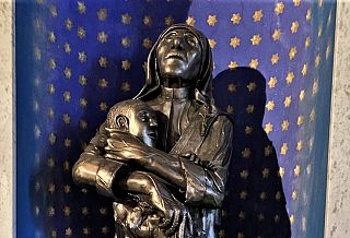 La scultura di Madre Teresa alla fonte battesimale a Perignano fatta da Learco Neri