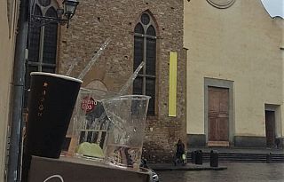 Bicchieri di plastica lasciati su un defibrillatore in Santo Spirito a Firenze