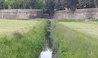 Il canale lungo le Mura di Lucca