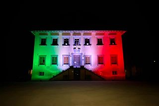 Il municipio di Porcari illuminato dal tricolore