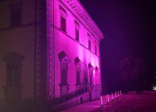 Villa Poggio Reale illuminata di rosa 