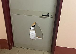 Una porta danneggiata