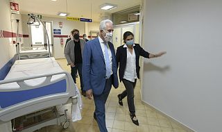 Giani durante la visita all'ospedale di Volterra in campagna elettorale