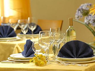 tavoli di ristorante apparecchiati