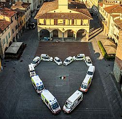 Le ambulanze della Misericordia in piazza Cavour