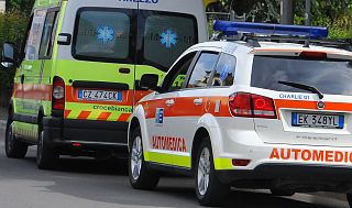 Un'automedica con un'ambulanza