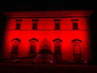 Villa Poggio Reale illuminata di rosso