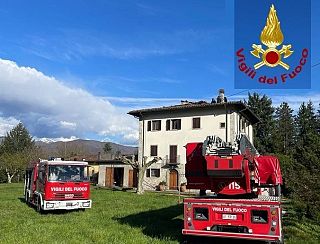 I vigili del fuoco sul luogo dell'incendio