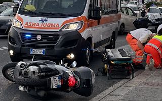 Uno scooter a terra dopo un incidente - foto di repertorio