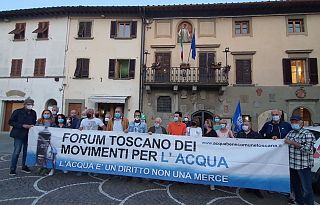 Alcuni cittadini di Castelfranco del Forum toscano dei movimenti per l'acqua