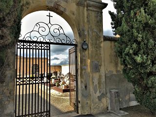 L'ingresso del cimitero di Lavaiano, dove era stata ipotizzata la realizzazione del forno crematorio