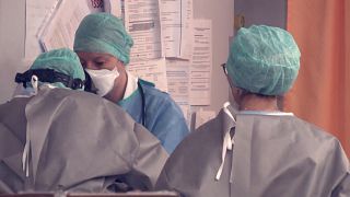 infermieri in tenuta anti Covid in ospedale